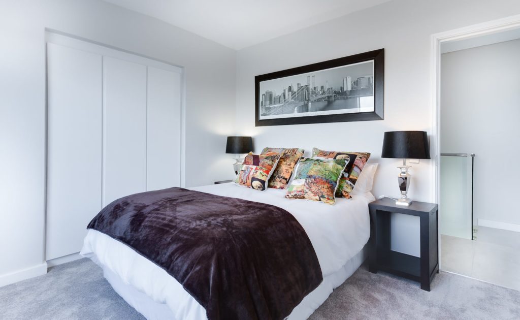 Menage et lit fait dans un appartement pour une location airbnb